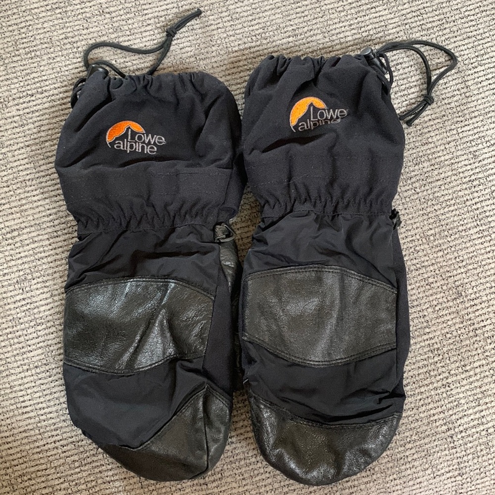 Skiing/Snowboarding gloves, made by Lowe Alpine
